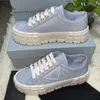 Zapatos casuales diseñador deportes viajes moda triángulo logo blanco mujeres zapatos planos con cordones tela de cuero gimnasio entrenadores plataforma señora zapatillas de deporte