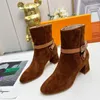 Ankelstövlar lyxdesigner högklackade stövlar klassiska spänne runda huvudplattform heel skor cowskin high heeled mode vintage sammet kort stövel senaste stil