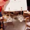 Boucles d'oreilles de créateurs Trèfle à quatre feuilles Boucles d'oreilles en or 18 carats Boucles d'oreilles géométriques en perles pour femmes Accessoires de bijoux de fête de mariage Bijoux de jour des enseignants Boucles d'oreilles