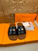 Oran Izmir Chypre Sandal Luxury Designer Leather Lady Sandals Summerフラットシューズファッションビーチメンスリッパレタードラッグスライドフリップフロップスリッパサイズ38-46ワールド