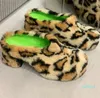 Sapatos de vestido Womens Round Toe Leopard Mules Pele Peluda Cores Misturadas Chinelos Plataforma de Inverno Bombas Cunha Salto Alto Slip On