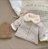 Daunenmantel 2023 Baby Winter für Jungen und Mädchen Koreanische Ausgabe Karierter kleiner Bär mit Baumwollclip Warme verdickte Kinderkleidung D Ota1T
