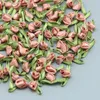 Dekorative Blumen (100pcs/Pack) 25 mm grüne Blätterblätter Satin Satin Bogen Mini Colored Rose Home Hochzeitsband Kleidung Dekoration Clip Craft Handwerk