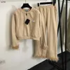 デザイナーの女性トラックスーツブランド服のための秋のジャケットファッション幾何学ロゴフェザースプライシングガールパーカーレディースストレートレッグパン