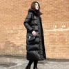 女性のトレンチは膝の上の長いパッド入りジャケットを黒くコートしている2023明るい韓国スタイルのファッションルーズを理解する