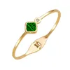 Klassisk titanstålklöver Bangle Armband Ny stil Bangles Kvinnor Lyxig designer Presentbrev hem Guld Vit Non Fading Jewelry