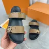 Sandals de couro de grife homens Mulheres chinelas de mulas planas lâminas frias sem esforço 2 tiras com fivelas de ouro ajustadas Tamanho do verão 35-46