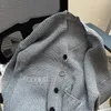 男性用セーター暖かくて居心地の良い灰色のニットメン用のカーディガンクラシックVネックスタイルボタン閉鎖春秋に完璧なレイヤー
