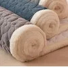 Winter warme flanel elastische band sprei soft st -slip dikke fleece matras topper bedel dunne tatami voor huis slaapzaal 231222