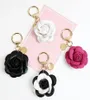 Camelia Flower Keyrings Borse Charms PU Leather Chiave Auto Chiave Accessori per le portachiavi di gioielli rosa bianca nera anelli Hol5387925