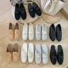 Mocassins de luxe chaussures simples décontractés en cuir verni noir chaussures plates triangle décoration en métal dame hommes chaussures habillées décontractées en daim pantoufles à bout enveloppant