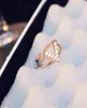 Nieuw ontwerp luxe roségouden damesring prachtige persoonlijkheid letter V ingelegd zirkoon temperament vrouwelijke ring Valentijn cadeau jewelr1708948
