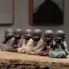 Statue di Buddha piccolo monaco color sabbia ceramica home club decorazione geomantica Figurine di sabbia viola Tea Pet L9 231225