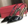 Ontwerpers sandalen stiletto Valentijnsdag jurk Schoenen voor dames Luxe Metalen letter Puntige tenen Gesp riem 8 cm hoge hakken Feest Bruiloft Schoen fabrieksschoeisel