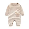 Baby Rompers Autumn Camel Långärmfödda pojkar flickor stickade tröjor Jumpsuits vinter småbarns spädbarnskläder bär 231225