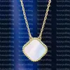 Diseñador Joyería Classic 4 Collares colgantes de Clover de cuatro hojas Madre de perla Gold de acero inoxidable 18K para mujeres Mothe330c