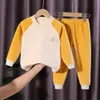 Set di biancheria intima calda per bambini set di abbigliamento per bambini set da bambino outfit da ragazzo con cappuccio invernali e pantaloni 2 pezzi Sport Sport Fashion Girls Abibiti