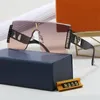 Designer-Sonnenbrille, Fahrt, Fahrt, starkes Sonnenlicht, Wetter, Stadt, Spaziergang, Modell, Strand, Foto, cooler Stil, Tourismus, Straße, frisch.