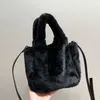 Sacos de designer saco de luxo genuíno bolsa ombro alta qualidade saco sela pelúcia novo inverno quente pequena cesta vegetal 229