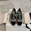 Kadınlar Düz Elbise Ayakkabı Klasik% 100 Otantik Loafers Buzağı Metal Metal Beyaz Siyah Kış Bayanlar Günlük Ayakkabı Tasarımcısı Top Lüks Moda Bale Ayakkabı