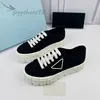 Chaussures de sport de luxe voyage mode triangle logo blanc femmes chaussures plates à lacets en cuir sneaker tissu formateurs de gymnastique plate-forme dame baskets