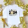 Baby bodysuit hej 2024 inant romper år gåva småbarn lång ärm jumpsuit pojkar flickor kläd bron dusch present 231225