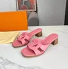 2024 Buty muła Isola Kobiety Sandał Sandał Szkiełka Obcina luksusowy Design Flip Flip Flop Sandałów Sandałów Włóż na wyciętą skórzaną modę niską obcas Blok najwyższej jakości rozmiar 35-43eu Szybki statek