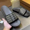Sandały designerskie Mężczyźni sprawdzają sandałowe slajdy plażowe Kapcie kraciasty