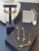 2021 neue Mode Pfeilförmige Halskette Marke Designer Armband Diamant Brief Anhänger Ohrringe Damen Persönlichkeit Allmatch Jewelr6892770