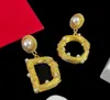 2022 NOWOŚĆ Zaprojektowane kolczyki retro mosiężne Studsletynki Perły Pendanty 18K Gold Plated Anti Allergy Women's Ear Designer Jewelry1996619