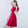 エスニック服ブライダルトーストファッションセクシーなエンゲージメントウェディングドレスエレガントな赤い短いスリミングベスティドスイブニングパーティーノベルティ