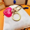 Mycket söt kärlek Strawberry Pendant KeyChain Letter Designer Keychains Fashion Auto Parts Charm Car Key Chain Key Ring for Men Women Bags Hängen+Original presentförpackning