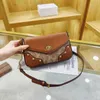 Western Style Women's 2023 Yeni Moda Küçük Kare Sürüm Perçin Omuz Doku Donanım Crossbody Çanta Çanta Fabrikası Online% 70 Satış