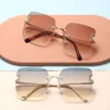 Nouvelles lunettes de soleil cloutées de diamants avec boîte à la mode et lunettes de soleil résistantes aux UV