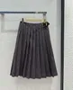 Pantalones de dos piezas para mujer Marca de diseñador mui Nueva chaqueta corta a cuadros en contraste con cintura alta Falda plisada de longitud media Traje de moda para mujer