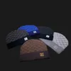 Caps 2023 novo designer de moda Hat lenço Conjunto de luxo Homens de inverno Marca acetinada skate quadrado skate Board Bap Black Woman Beanie Neckerchie