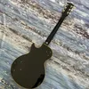 Guitare électrique noire, configuration pleine hauteur, trois micros, gros joystick, show rock