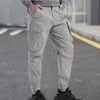 Pantaloni da uomo rilassati in forma solida con pantaloni con zip cargo multipli