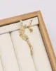 Broches de créateur de marques de luxe Broches Femmes Gold Crystal Pearl Rignestone Cape Buckle Brooch Suit Pin de mariage Jewerlry 6331959