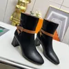 Ankelstövlar lyxdesigner högklackade stövlar klassiska spänne runda huvudplattform heel skor cowskin high heeled mode vintage sammet kort stövel senaste stil