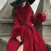 Wełniany płaszcz Środkowy długość 2023 Modele jesienne i zimowe Czerwony duży futrzany kołnierz moda moda odchudzka kurtka Temperament Kobiety 231225