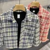 Vårkläder Men s Casual Plaid Texture Shirt Jacket Korean High Street Slå ner Collar Harajuku Retro Long Sleeve Coat 231225