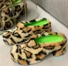 Sapatos de vestido Womens Round Toe Leopard Mules Pele Peluda Cores Misturadas Chinelos Plataforma de Inverno Bombas Cunha Salto Alto Slip On
