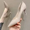 Chaussures habillées joker nue à talons hauts avec du cuir breveté sexy en V en 2023 Automne et beige hivernal 4587