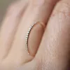 Echt 18k Weißgold Simuliertes Diamantband Ring feinen Hochzeit Schmuck einfache runde dünne Ringe für Frauen Geschenk Cluster241p