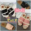 Ch Sandles Designer Slides Womensウッディサンダルふわふわフラットラバルスライドベージュ白いピンクのレースレタリングキャンバスファジーファースリッパサマーシューズ