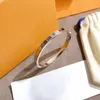 Designer LouVuittos Bangles Charme Pulseiras de Luxo para Mulheres Pingente Carta Jóias 18K Banhado A Ouro 925 Prata Pulseira Cuff Acessórios de Moda