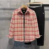 Vårkläder Men s Casual Plaid Texture Shirt Jacket Korean High Street Slå ner Collar Harajuku Retro Long Sleeve Coat 231225