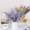 装飾的な花1pcs 5フォーク群れacificialラベンダーシミュレーションホームデコレーションシルク植物人工花束偽のフェイクフラワー