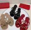 Sandalias de diseñador de verano Mujeres Remache Arco Nudo Zapatillas planas Sandalia Tachonado Chica Diapositivas de lujo Señora Chanclas con caja